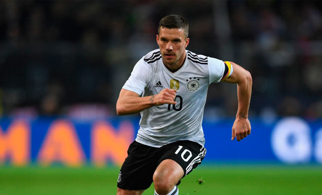 Lukas Podolski marca un golazo de despedida contra Inglaterra
