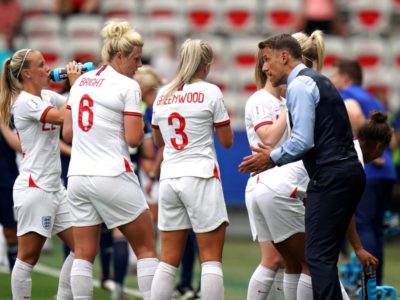 Inglaterra doblega a Escocia en el Mundial femenino