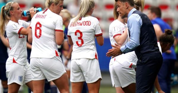 Inglaterra doblega a Escocia en el Mundial femenino